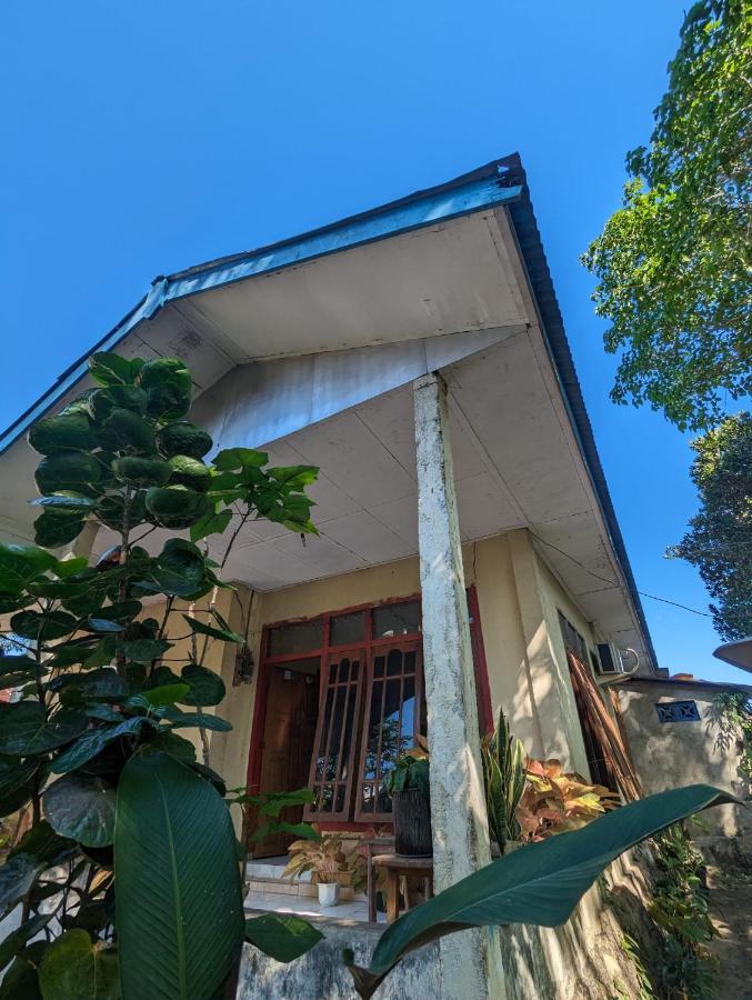 Agus Family Homestay ラブハン・バジョ エクステリア 写真