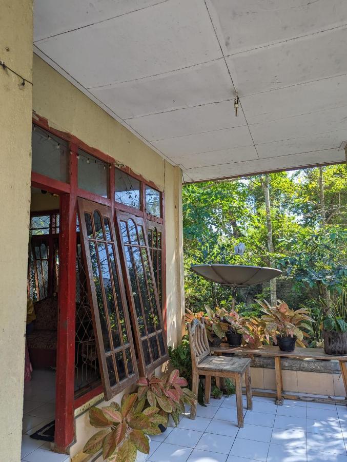 Agus Family Homestay ラブハン・バジョ エクステリア 写真